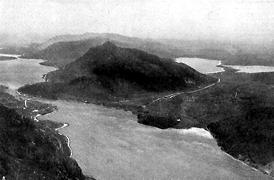 alta visione d'insieme del ramo del lago di Lecco dal San Martino