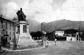 il bel monumento ad Alessandro Manzoni dello scultore Confalonieri