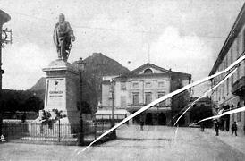 monumento a Garibaldi dello scultore Confalonieri e facciata del Teatro Sociale, costruito nel 1844 su disegno dell'Ing. Bovara