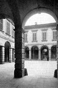 cortile con i portici neoclassici